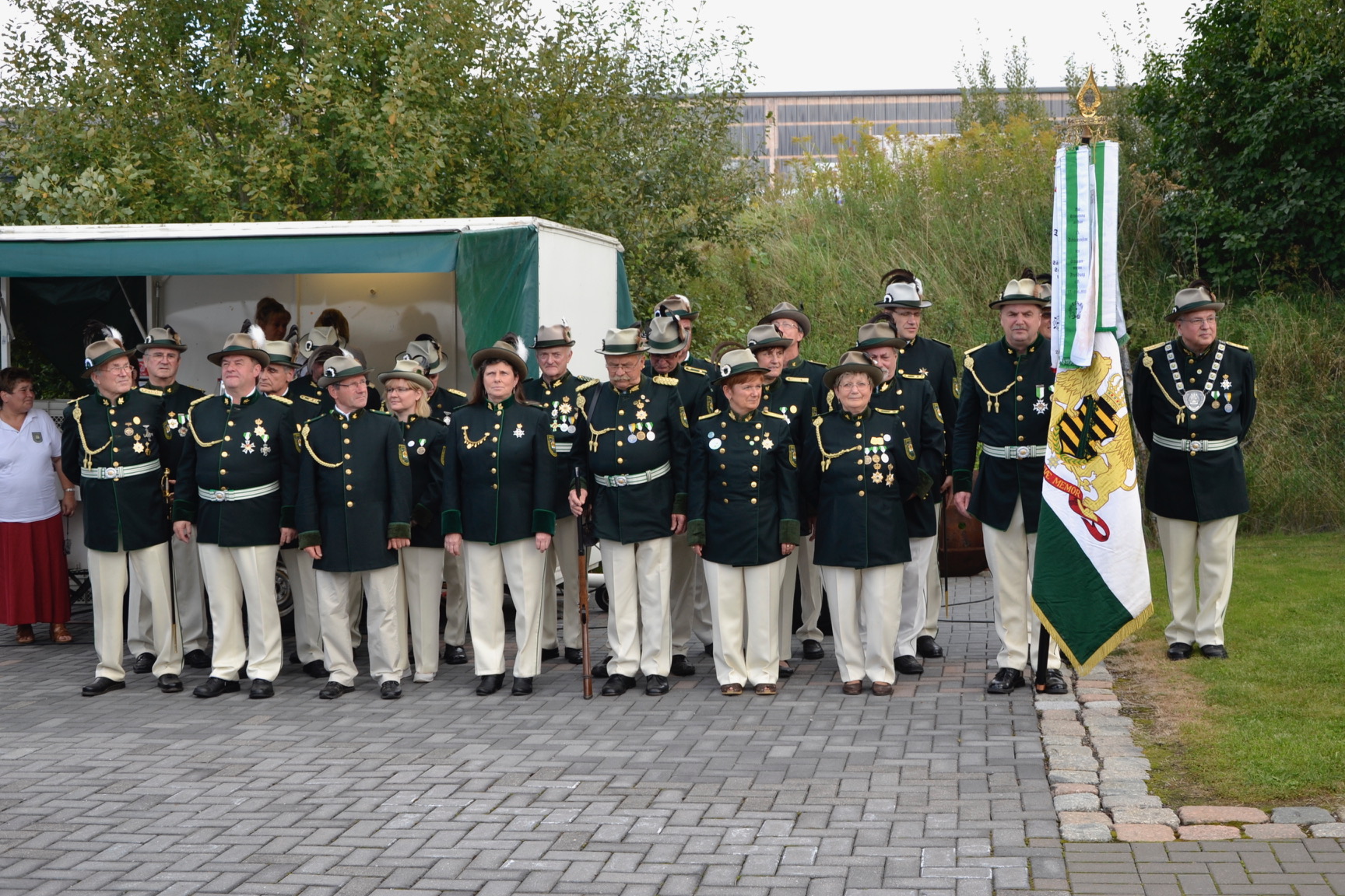 Formation der Geithainer Schützengesellschaft mit Fahne